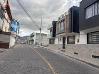 VENTA DE EDIFICIO EN OTAVALO SECTOR MONSERRATH, 6 DEPARTAMENTOS