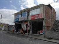 SE VENDE EN OTAVALO CASA CON LOCALES COMERCIALES Y TERRENO 
