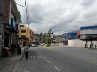 SE VENDE EN OTAVALO CASA CON LOCALES COMERCIALES Y TERRENO 