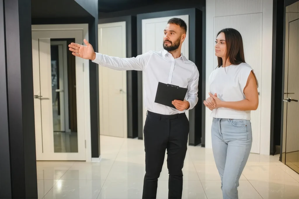 Corredor de ventas inmobiliaria en Otavalo asesorando la compra y venta de propiedades